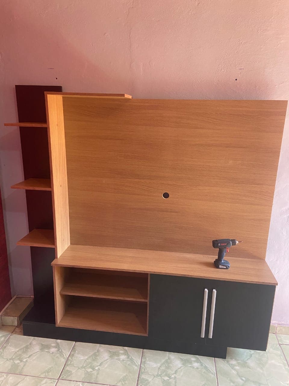 Painel de TV amadeirado com rack de nichos abertos, armário grafite e estante lateral