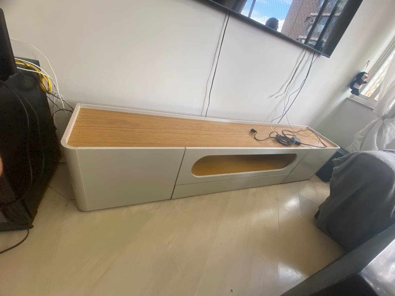 Rack de TV baixo em branco e madeira, com nicho central arredondado e cantos curvos